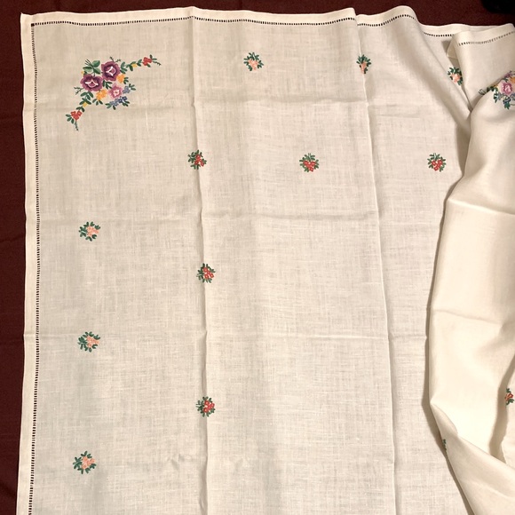 🌸 Vintage Hand-Embroidered Linen Tablecloth from Poland - Picture 2 of 5